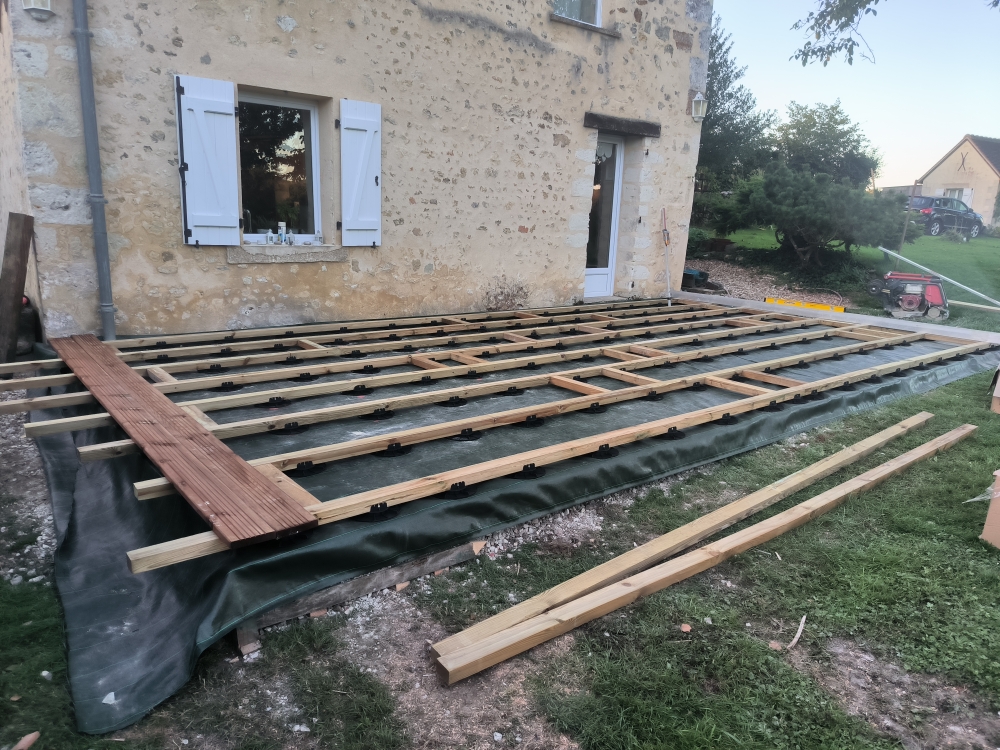 Structure en bois de la future terrasse en construction
