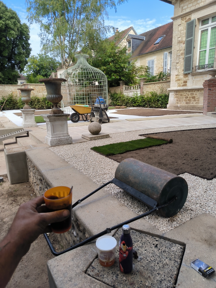 Mise en place du gazon synthétique