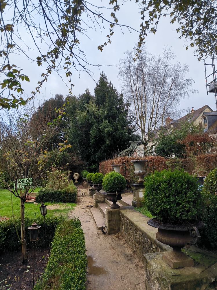 Jardin terminé avec volière et pelouse