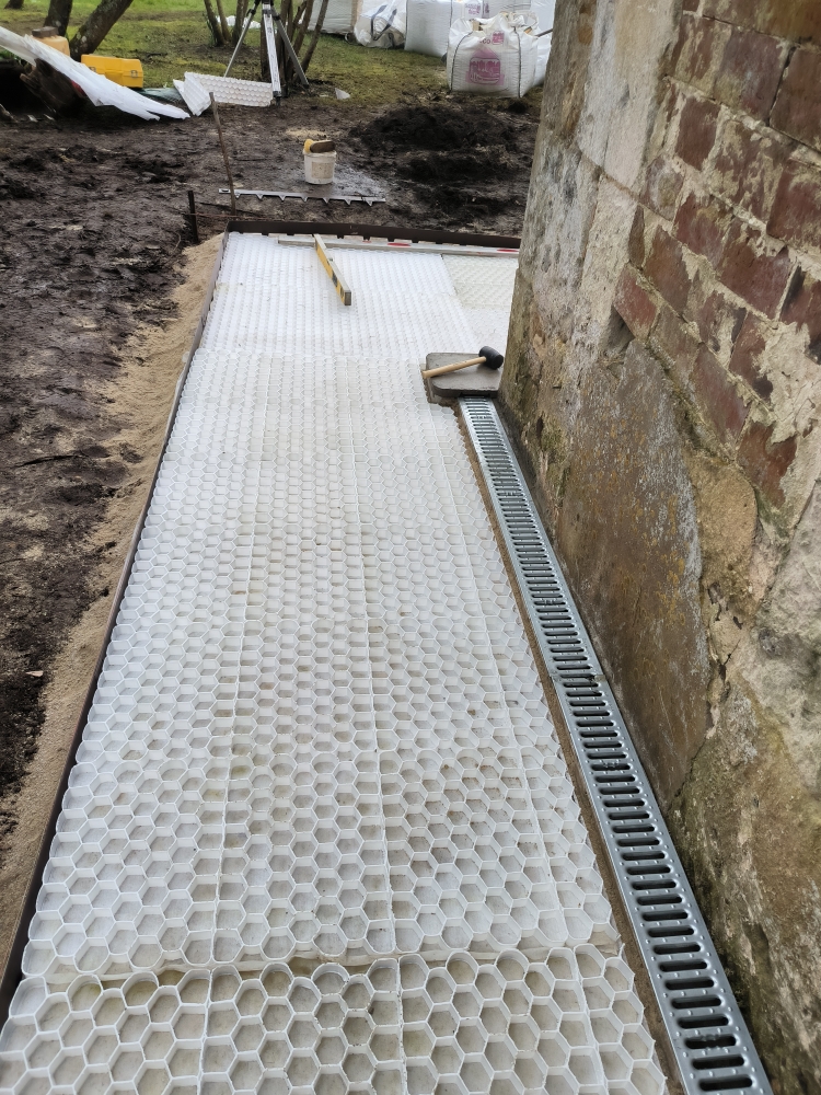 Pose de la grille stabilisatrice pour l'allée