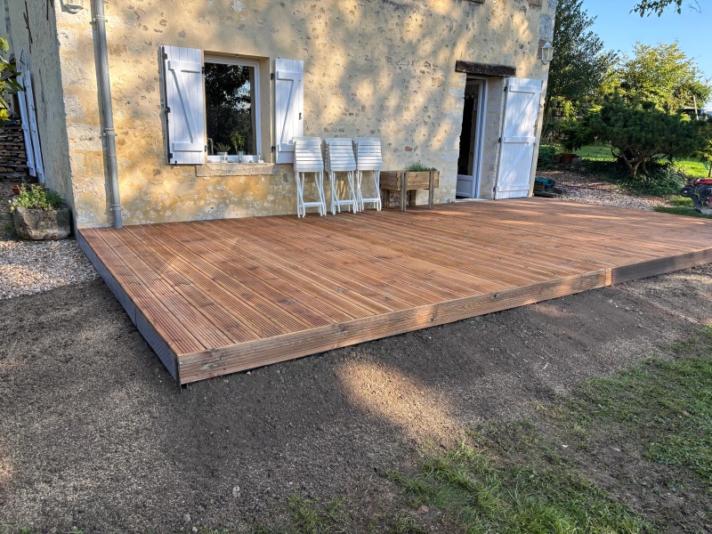 Terrasse en bois terminée avec mobilier
