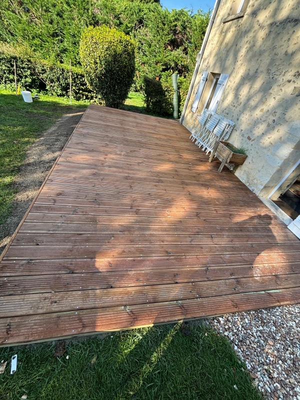 Terrasse en bois terminée, vue d'ensemble